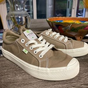 Cariuma OCA sneakers in sand 7.5/9